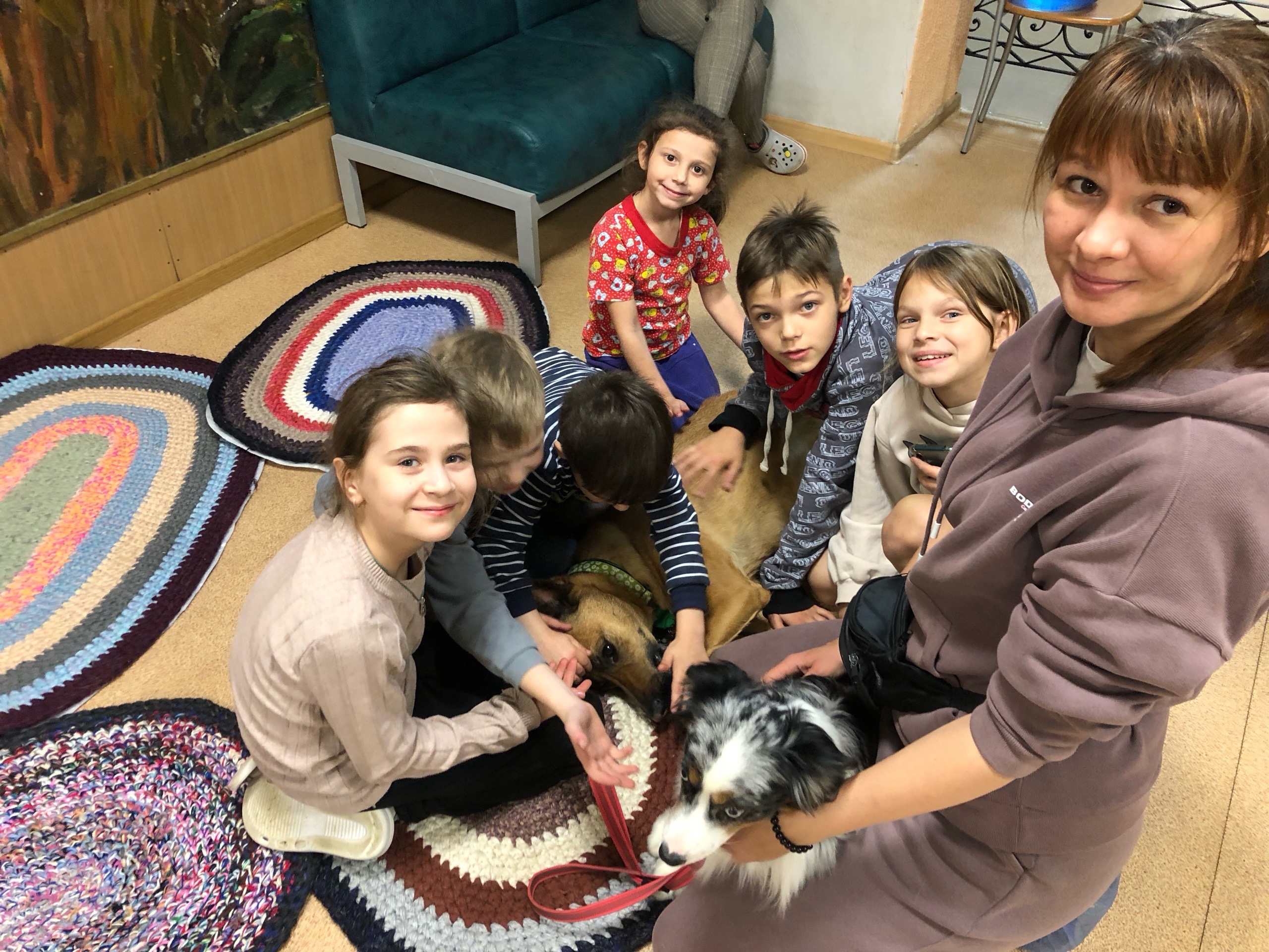 Директор АНСПО «Жить Интересно» не первый раз посещает Детский дом с подопечными собаками.